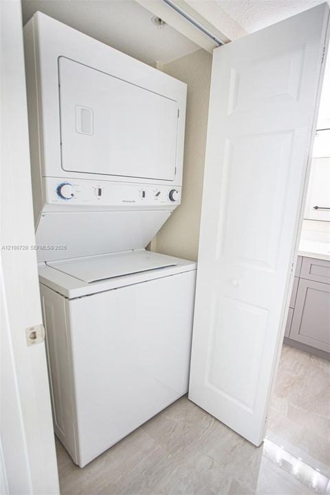 For Rent: $2,400 (2 beds, 2 baths, 880 Square Feet)