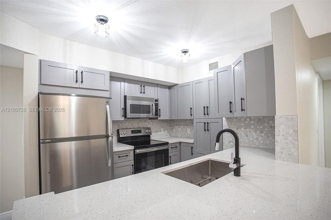 For Rent: $2,400 (2 beds, 2 baths, 880 Square Feet)