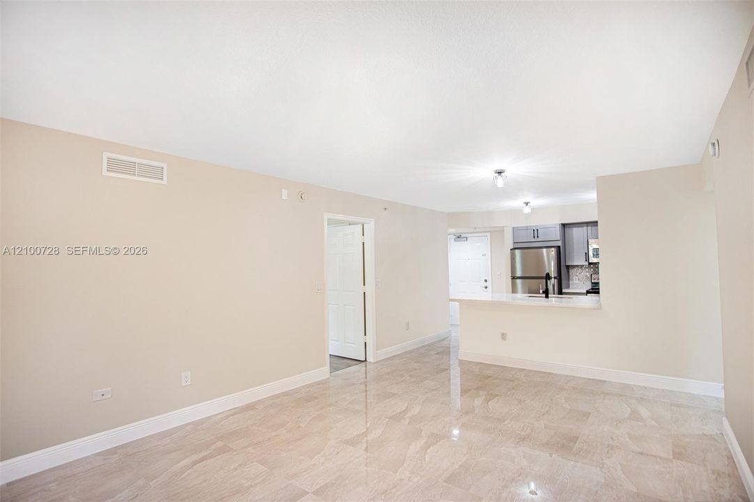For Rent: $2,400 (2 beds, 2 baths, 880 Square Feet)