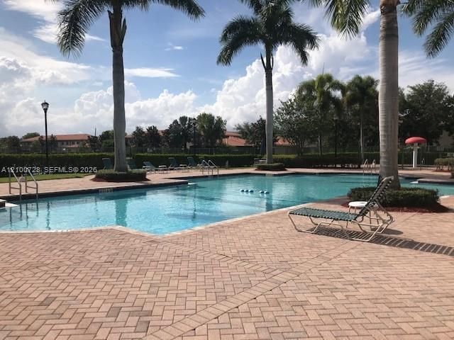 For Rent: $2,400 (2 beds, 2 baths, 880 Square Feet)