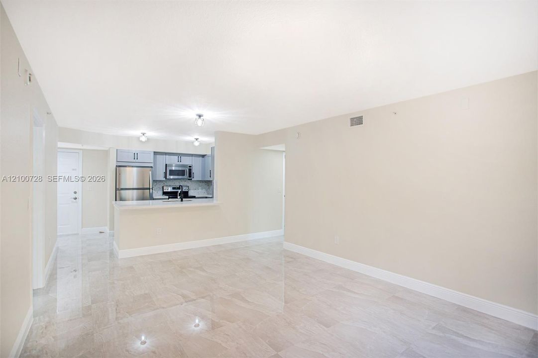 For Rent: $2,400 (2 beds, 2 baths, 880 Square Feet)