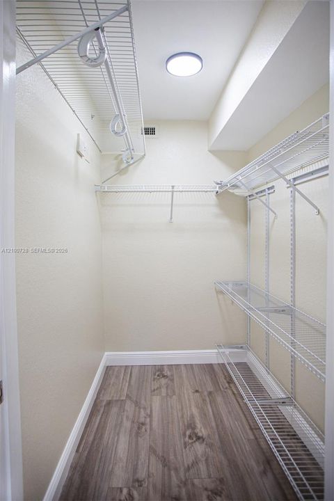 For Rent: $2,400 (2 beds, 2 baths, 880 Square Feet)