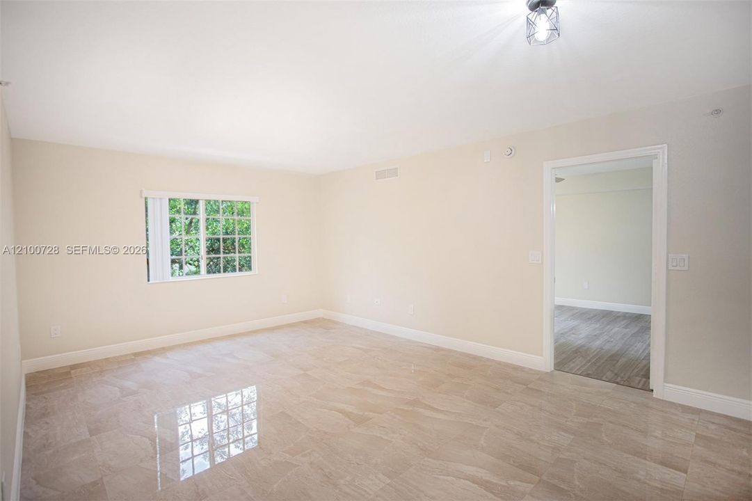 For Rent: $2,400 (2 beds, 2 baths, 880 Square Feet)
