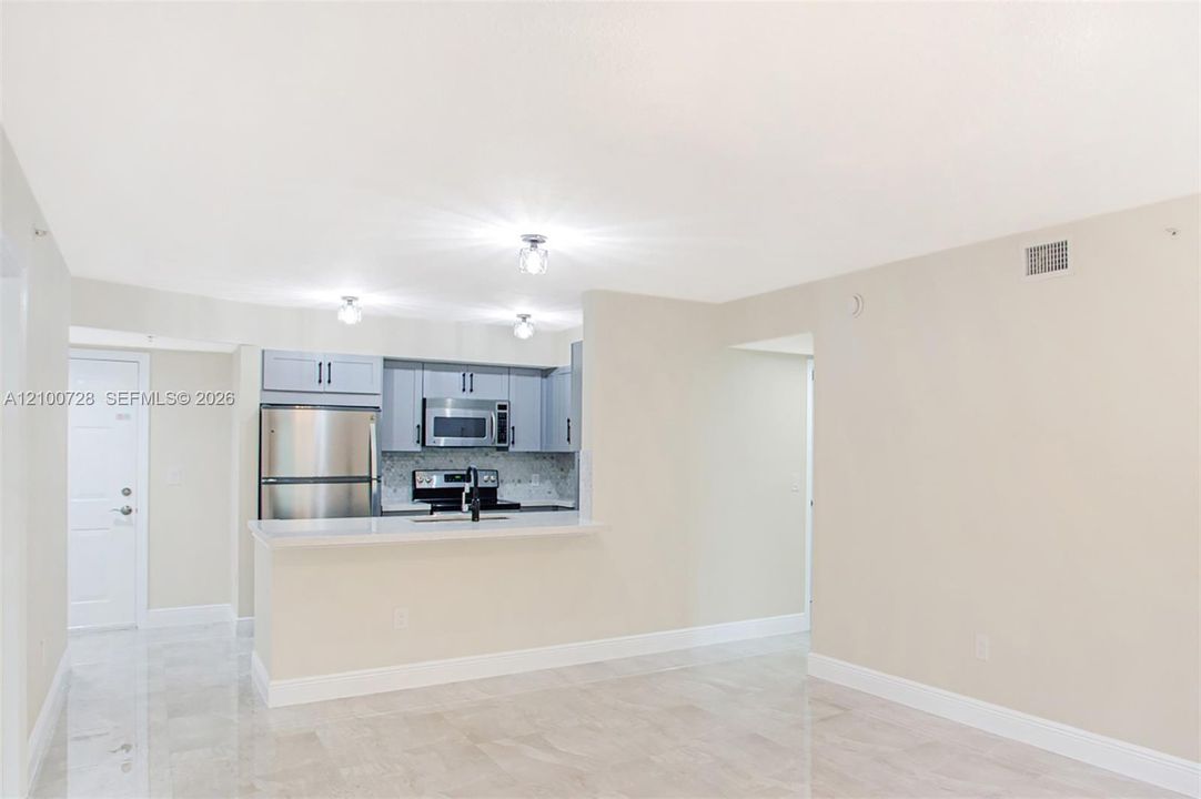 For Rent: $2,400 (2 beds, 2 baths, 880 Square Feet)