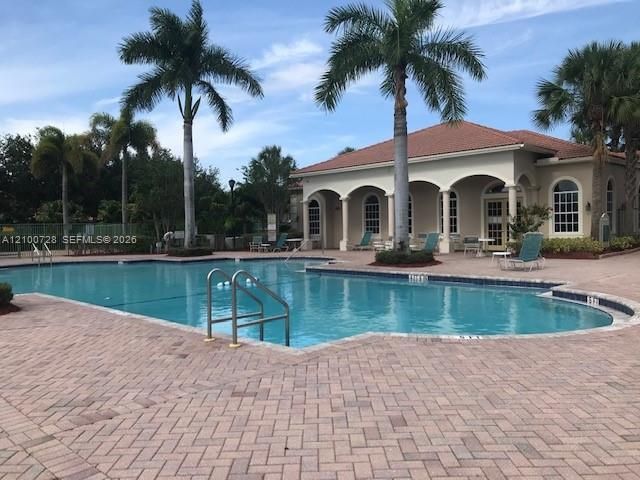 For Rent: $2,400 (2 beds, 2 baths, 880 Square Feet)
