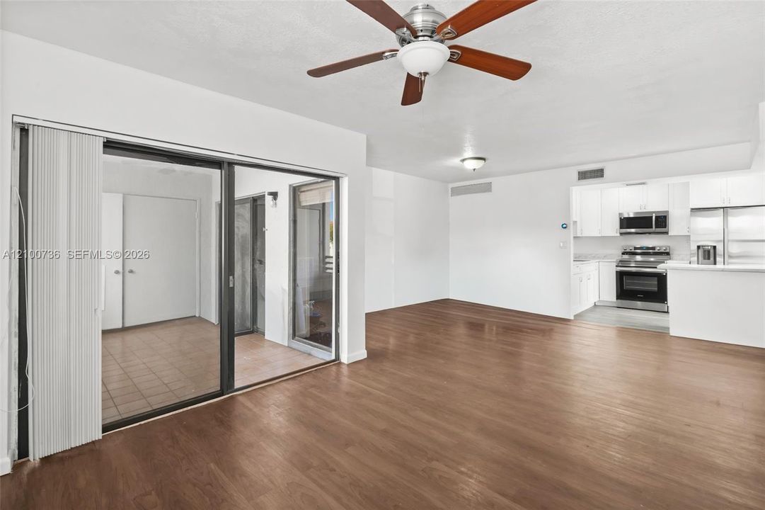 На продажу: $279,900 (2 спален, 2 ванн, 860 Квадратных фут)