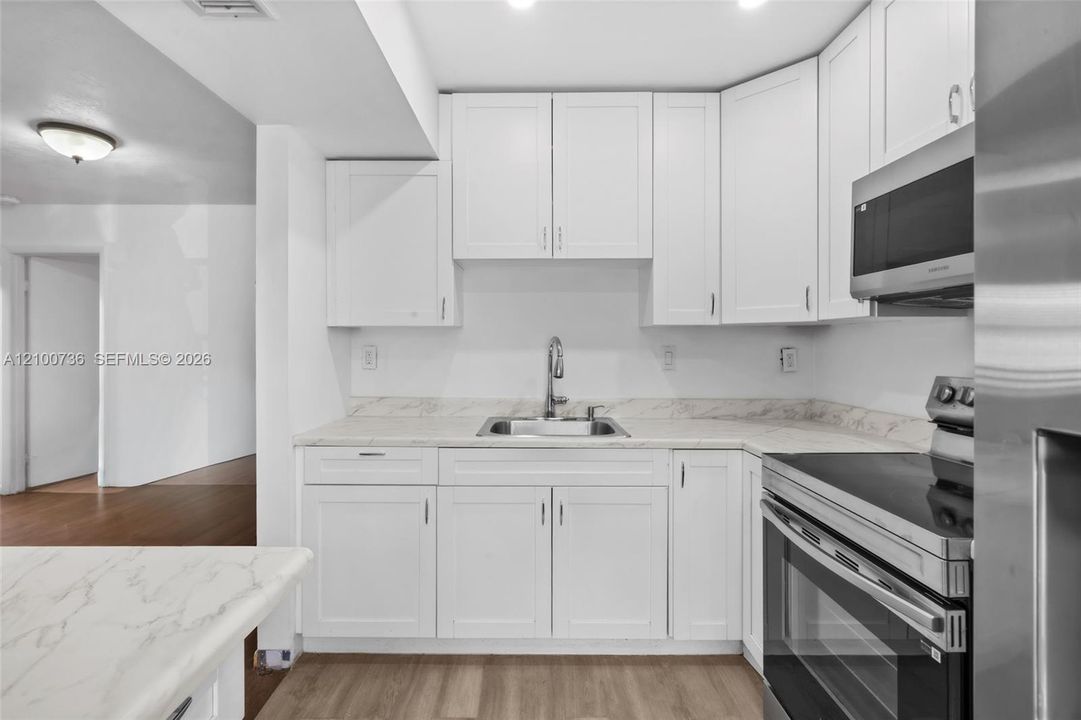На продажу: $279,900 (2 спален, 2 ванн, 860 Квадратных фут)
