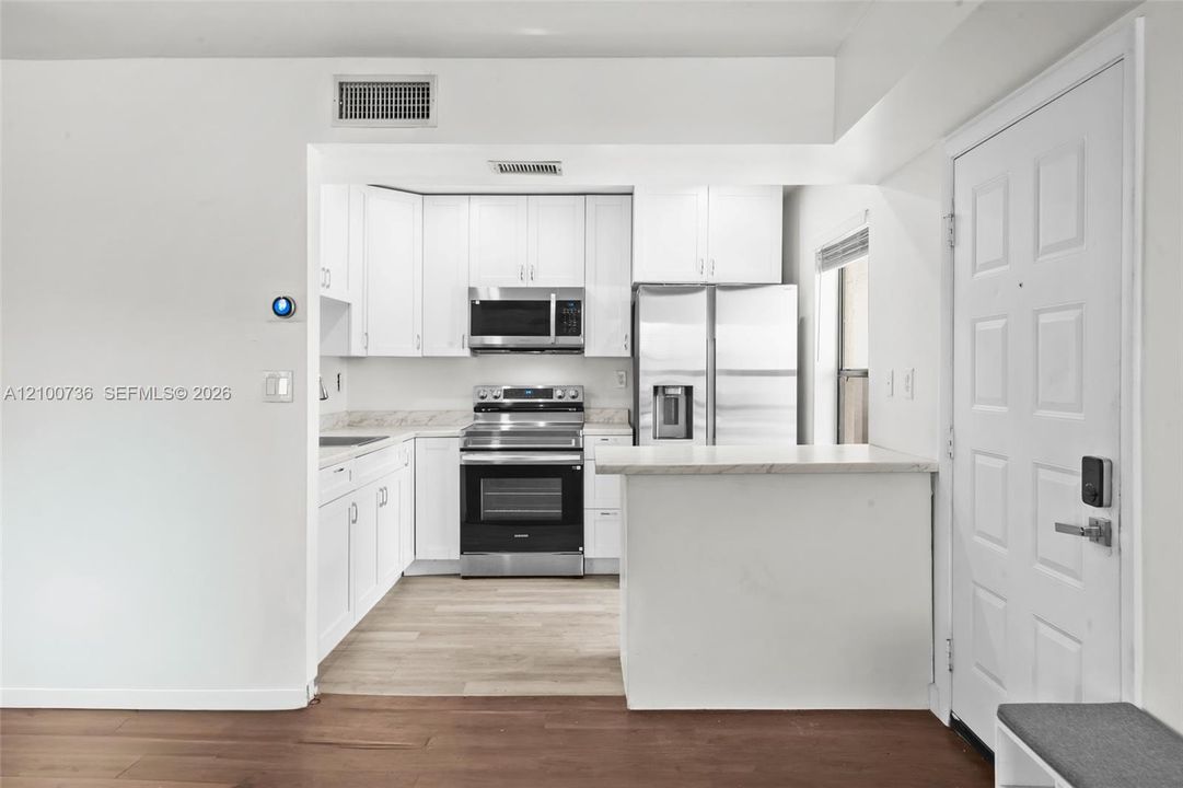 На продажу: $279,900 (2 спален, 2 ванн, 860 Квадратных фут)