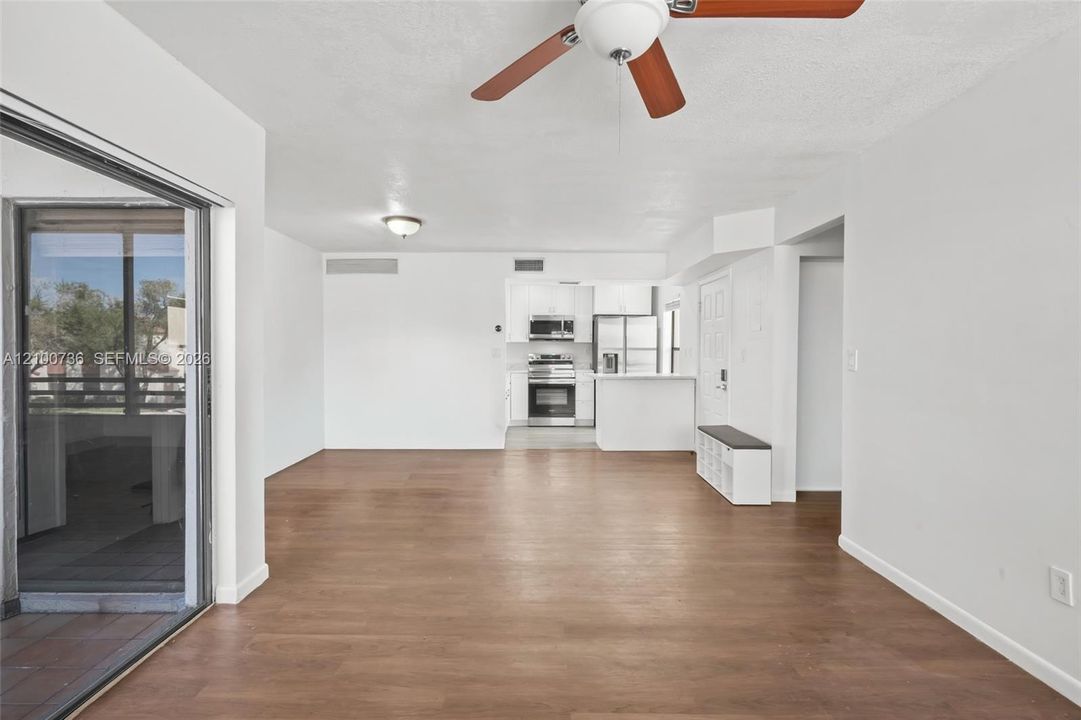 На продажу: $279,900 (2 спален, 2 ванн, 860 Квадратных фут)