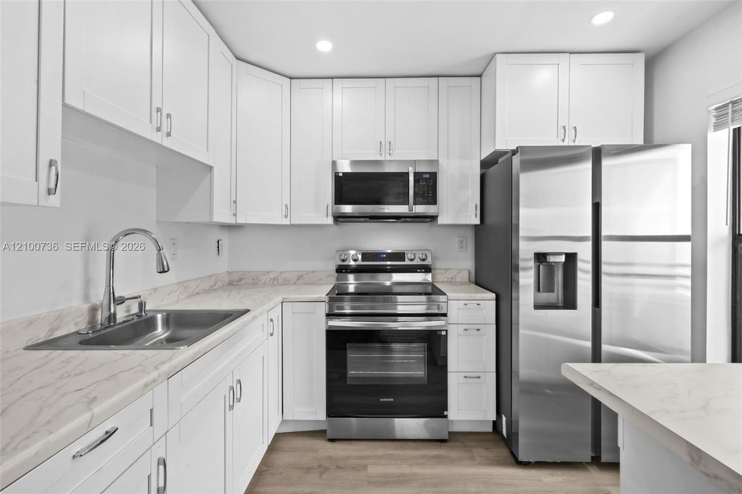 На продажу: $279,900 (2 спален, 2 ванн, 860 Квадратных фут)