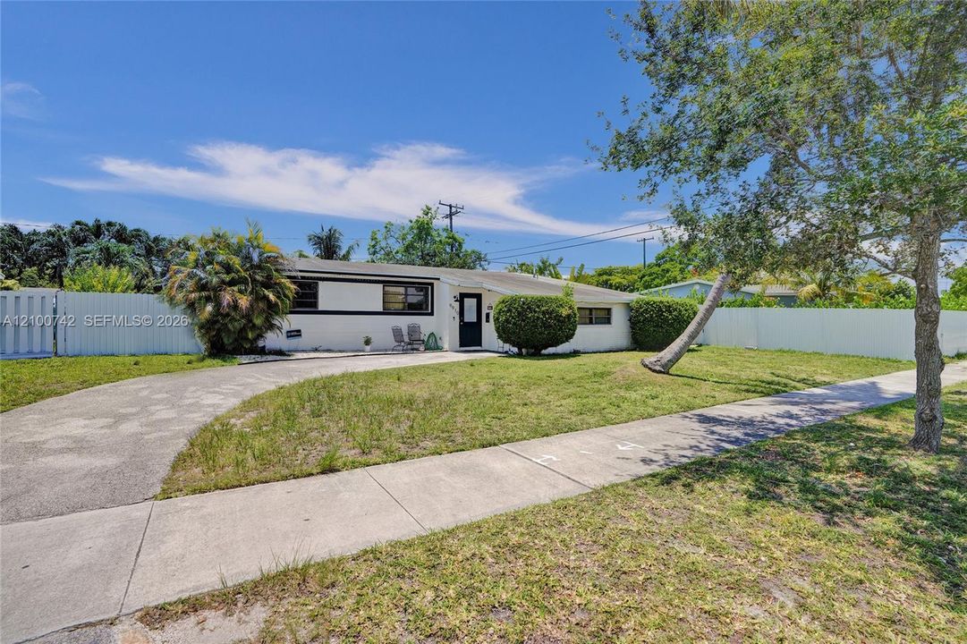 For Rent: $2,975 (3 beds, 2 baths, 1656 Square Feet)