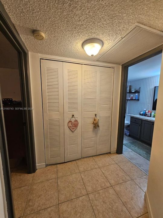 For Rent: $1,975 (1 beds, 1 baths, 810 Square Feet)