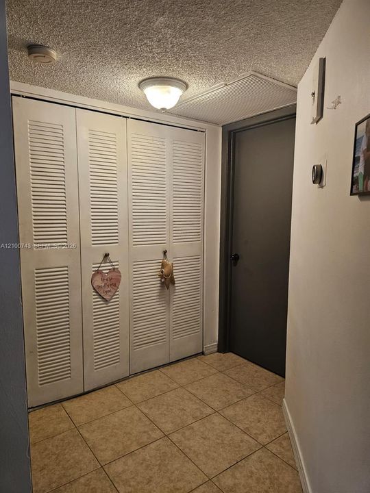 For Rent: $1,975 (1 beds, 1 baths, 810 Square Feet)