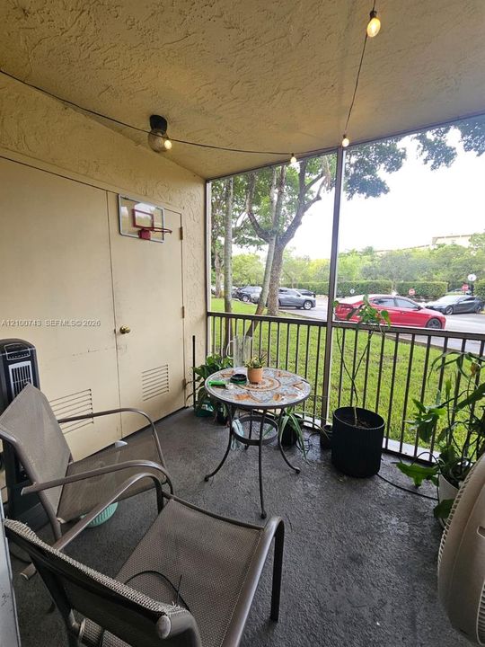 For Rent: $1,975 (1 beds, 1 baths, 810 Square Feet)