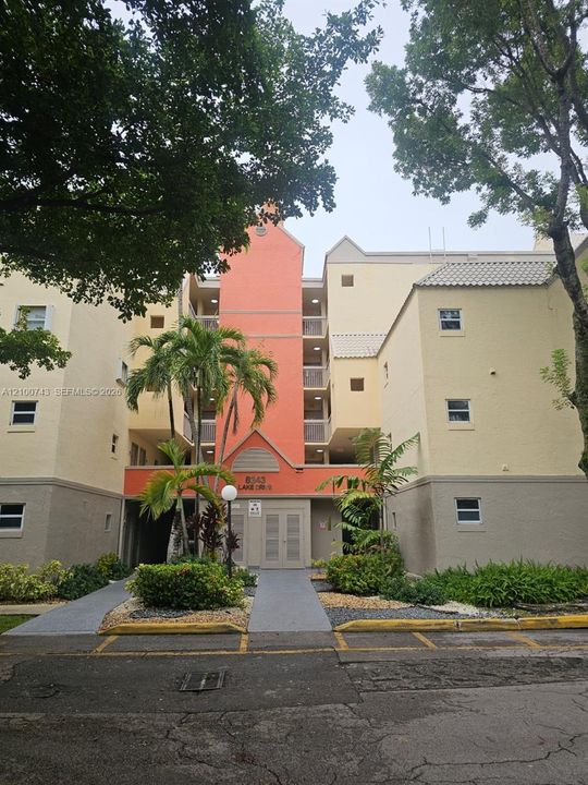 For Rent: $1,975 (1 beds, 1 baths, 810 Square Feet)