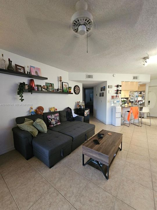For Rent: $1,975 (1 beds, 1 baths, 810 Square Feet)