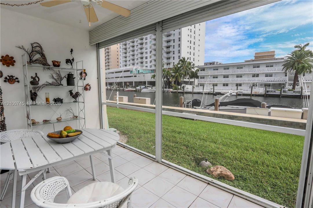 На продажу: $199,999 (2 спален, 2 ванн, 1050 Квадратных фут)