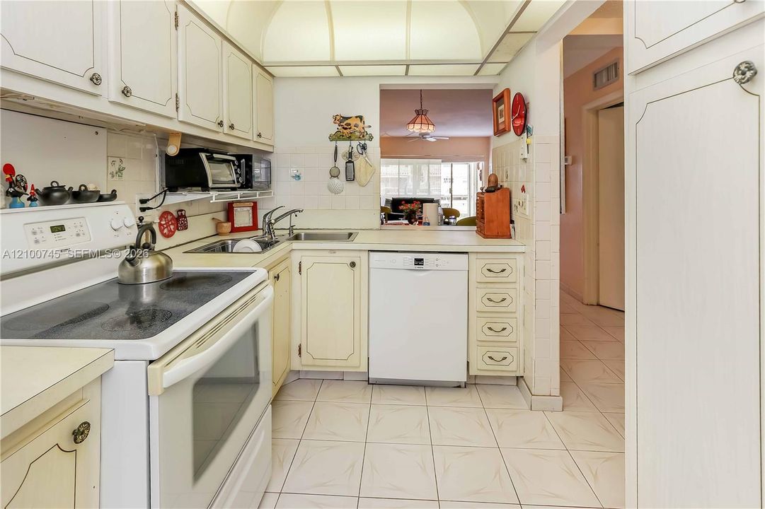 На продажу: $199,999 (2 спален, 2 ванн, 1050 Квадратных фут)