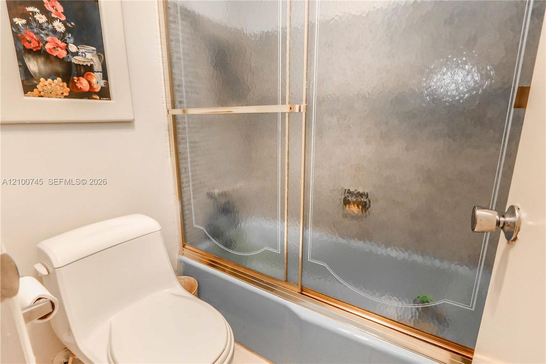 На продажу: $199,999 (2 спален, 2 ванн, 1050 Квадратных фут)