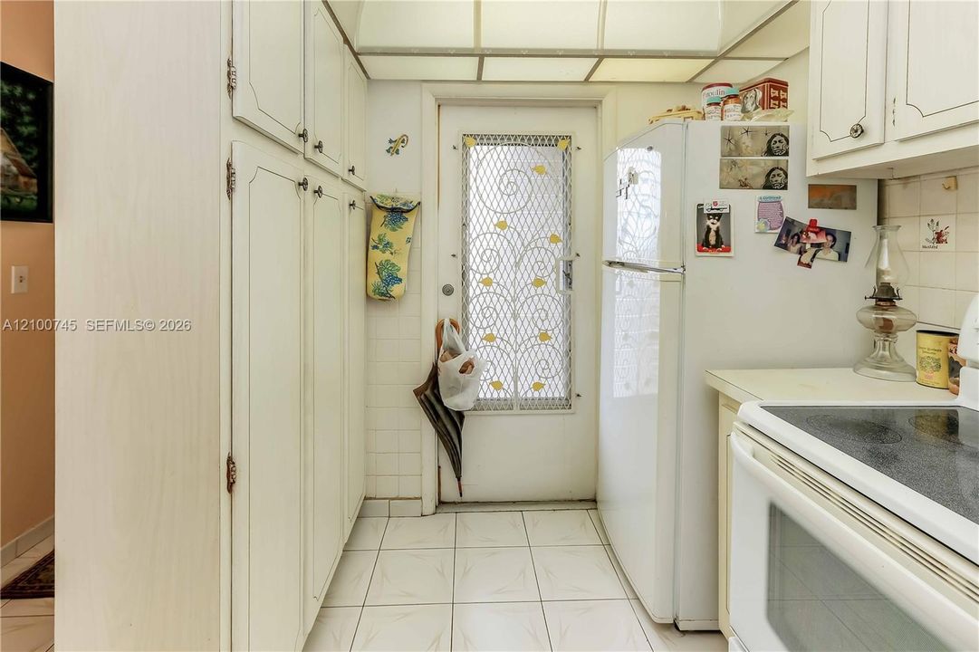На продажу: $199,999 (2 спален, 2 ванн, 1050 Квадратных фут)
