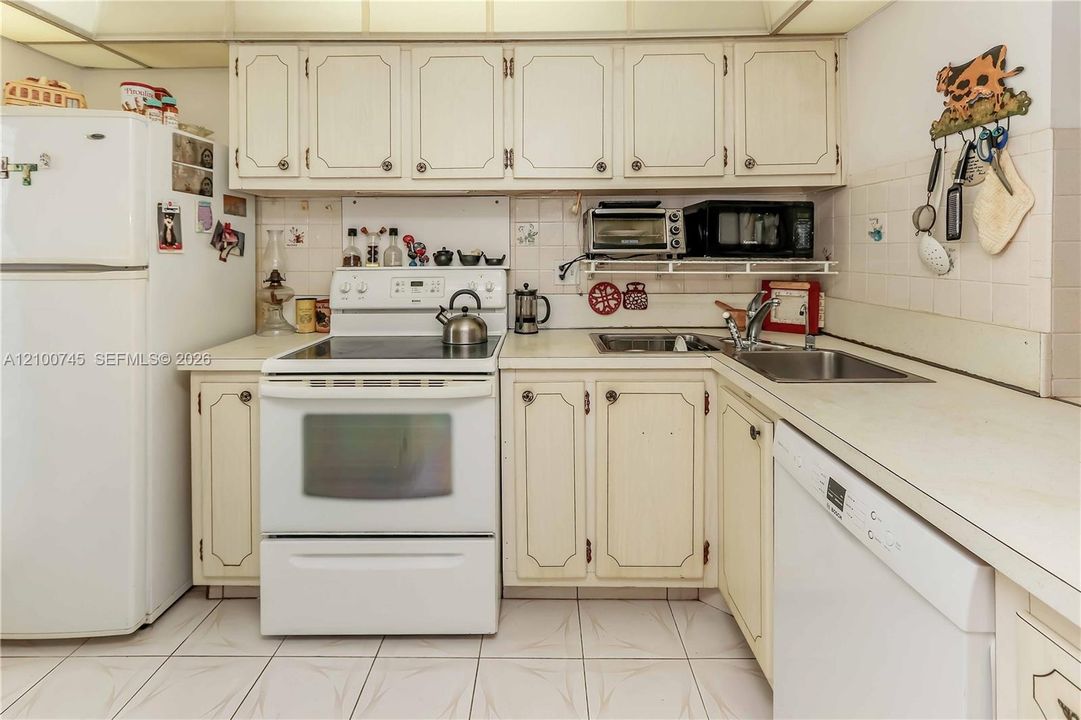 На продажу: $199,999 (2 спален, 2 ванн, 1050 Квадратных фут)
