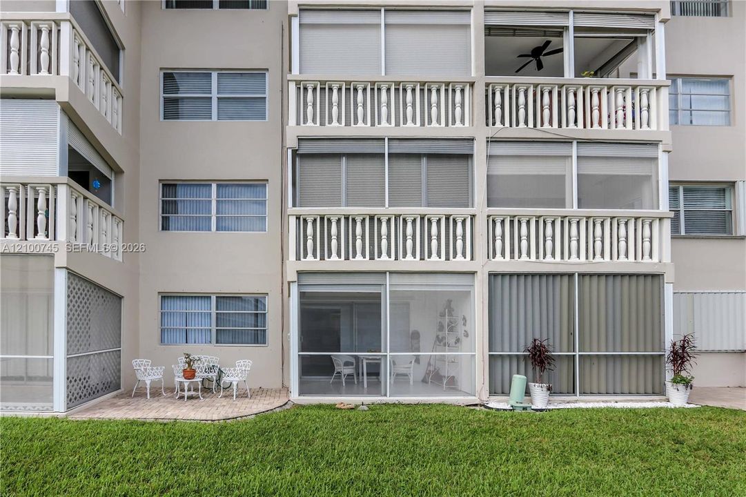 На продажу: $199,999 (2 спален, 2 ванн, 1050 Квадратных фут)
