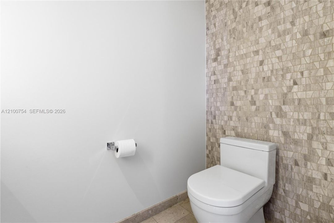 For Sale: $575,000 (1 beds, 1 baths, 810 Square Feet)