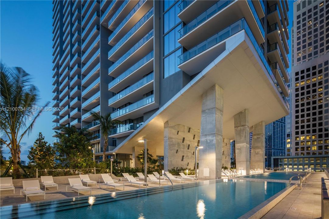 For Sale: $575,000 (1 beds, 1 baths, 810 Square Feet)
