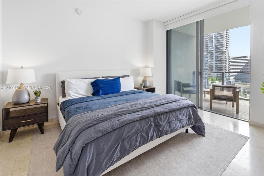 For Sale: $575,000 (1 beds, 1 baths, 810 Square Feet)