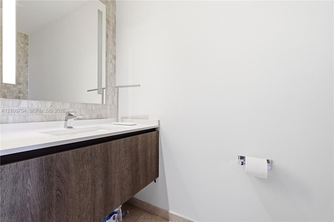 For Sale: $575,000 (1 beds, 1 baths, 810 Square Feet)