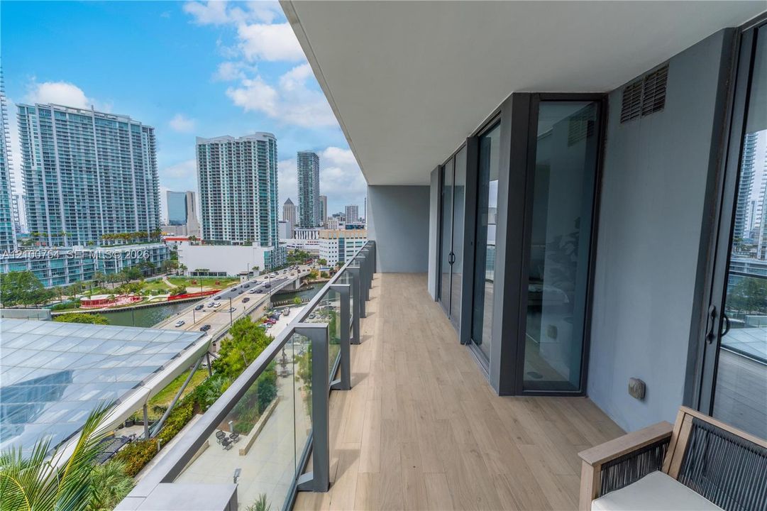 For Sale: $575,000 (1 beds, 1 baths, 810 Square Feet)