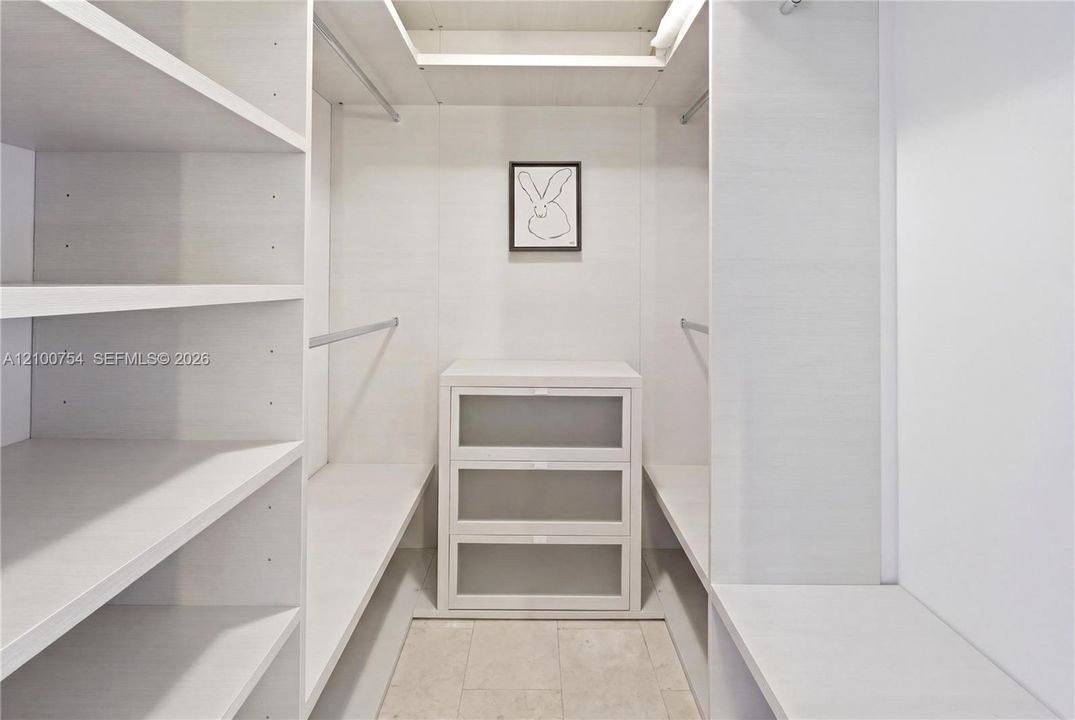 For Sale: $575,000 (1 beds, 1 baths, 810 Square Feet)