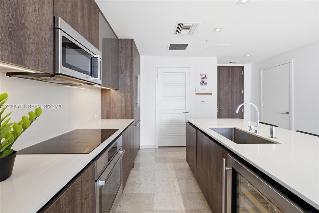 For Sale: $575,000 (1 beds, 1 baths, 810 Square Feet)