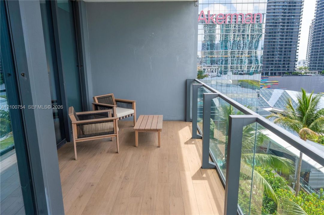 For Sale: $575,000 (1 beds, 1 baths, 810 Square Feet)