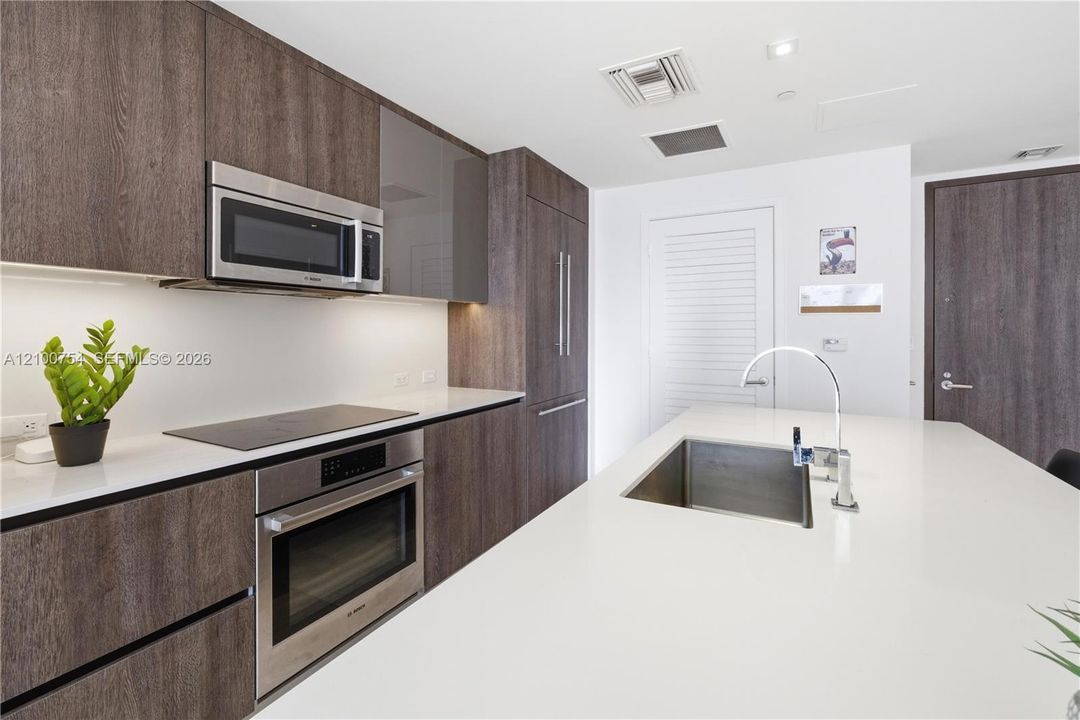 For Sale: $575,000 (1 beds, 1 baths, 810 Square Feet)