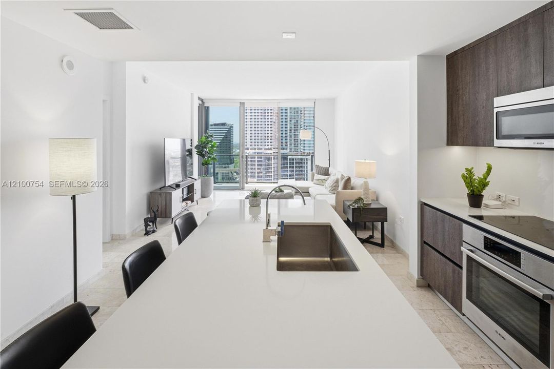 For Sale: $575,000 (1 beds, 1 baths, 810 Square Feet)