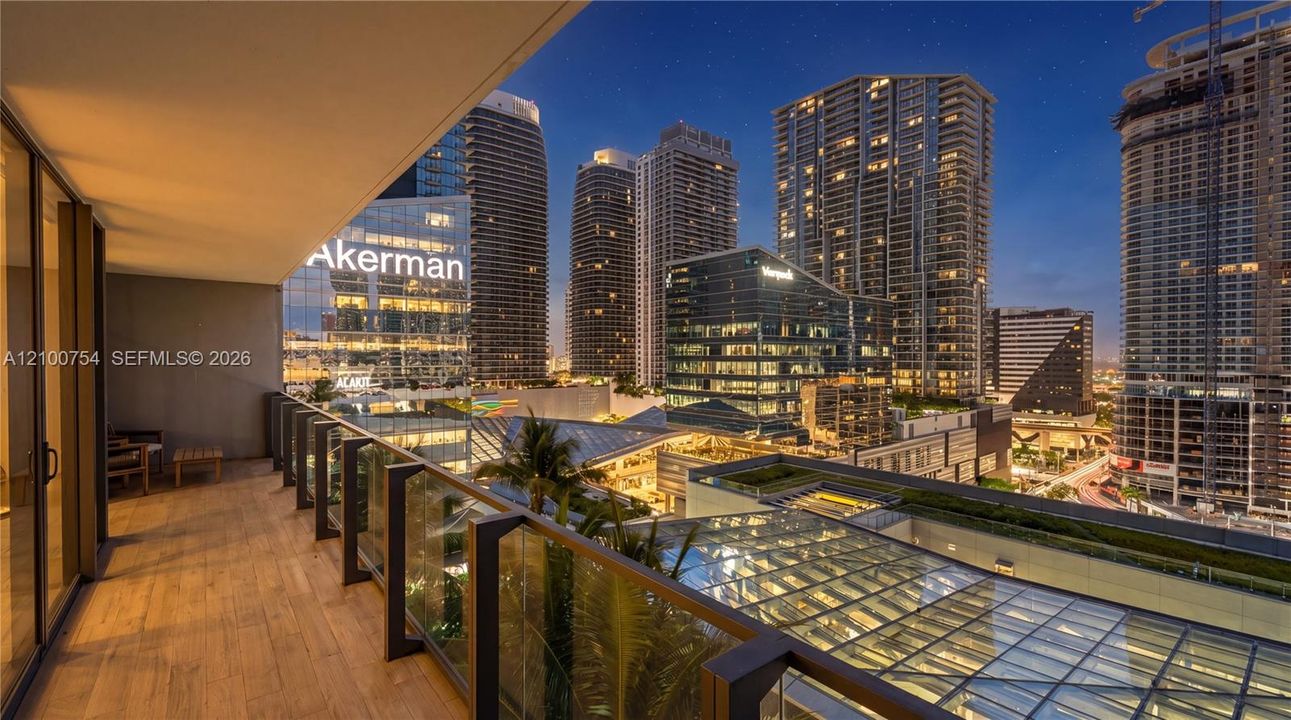 For Sale: $575,000 (1 beds, 1 baths, 810 Square Feet)