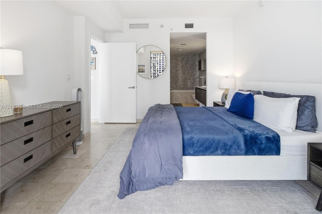 For Sale: $575,000 (1 beds, 1 baths, 810 Square Feet)