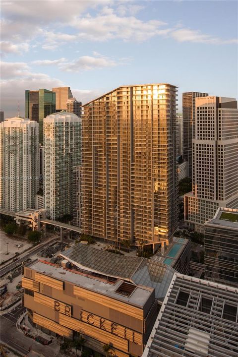 For Sale: $575,000 (1 beds, 1 baths, 810 Square Feet)