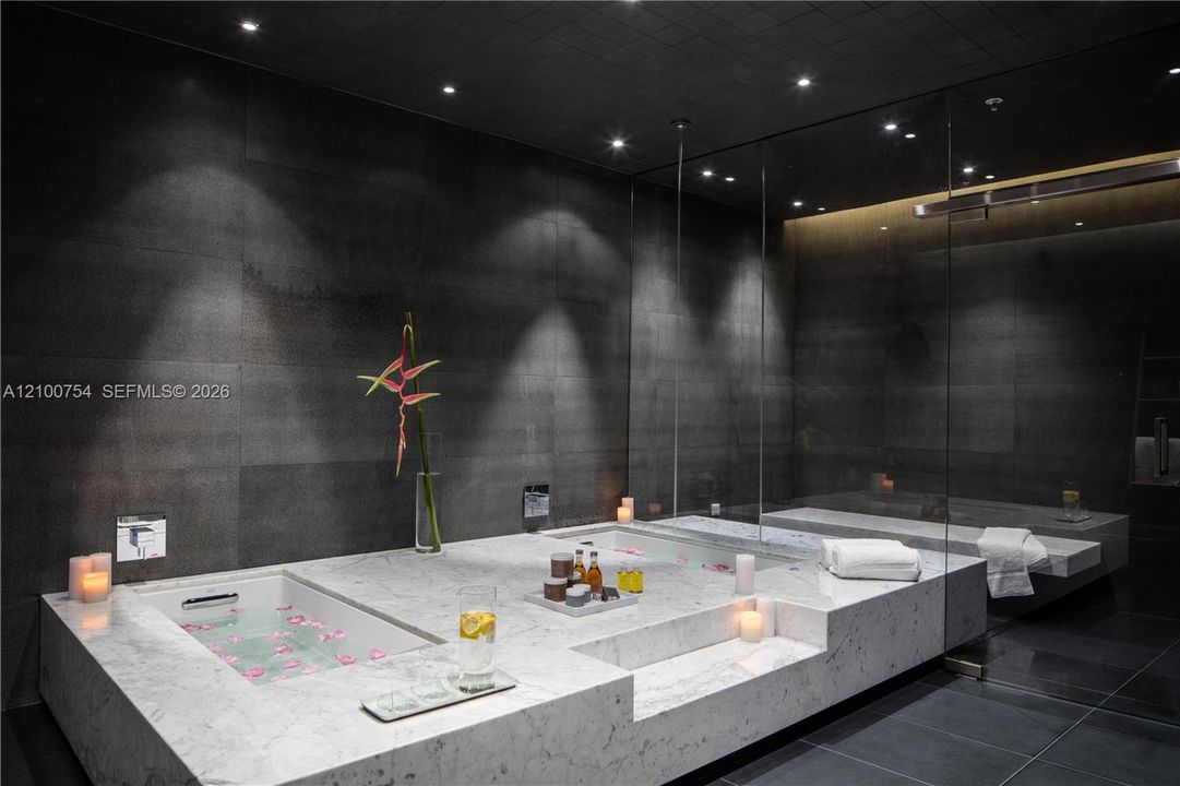 For Sale: $575,000 (1 beds, 1 baths, 810 Square Feet)