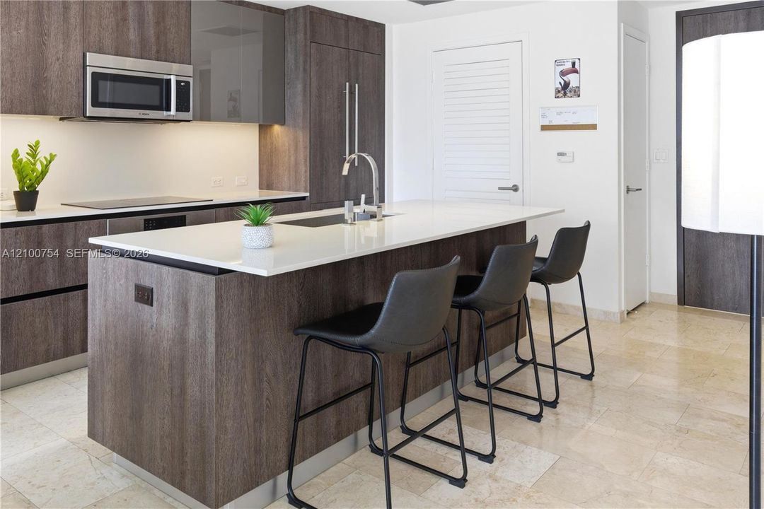 For Sale: $575,000 (1 beds, 1 baths, 810 Square Feet)