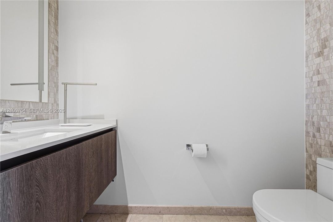 For Sale: $575,000 (1 beds, 1 baths, 810 Square Feet)
