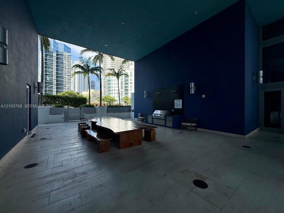 For Rent: $2,950 (0 beds, 1 baths, 420 Square Feet)