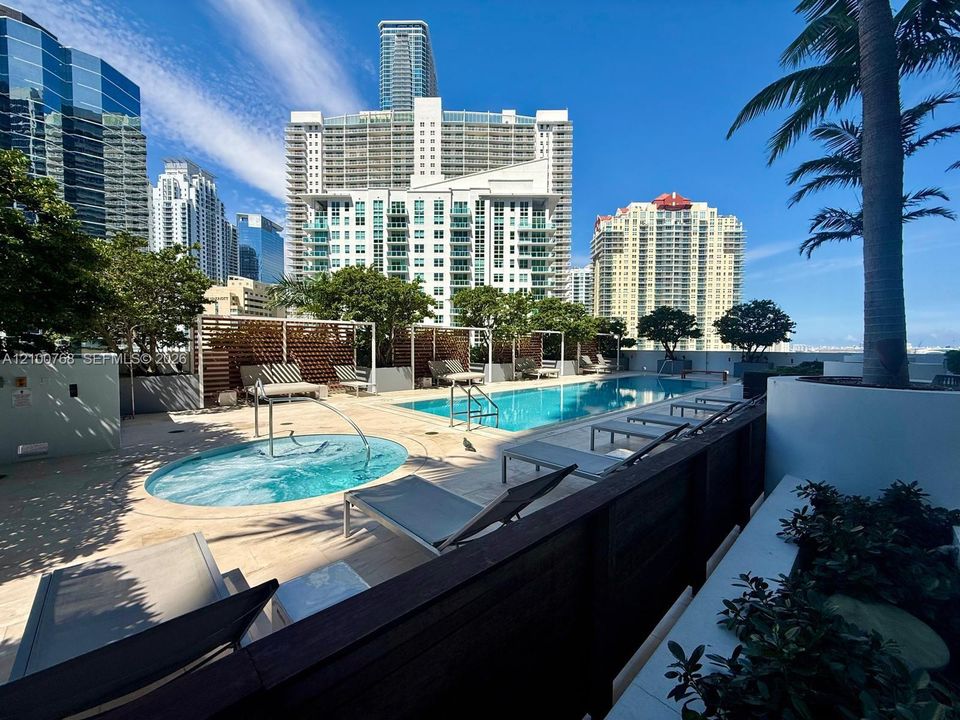 For Rent: $2,950 (0 beds, 1 baths, 420 Square Feet)