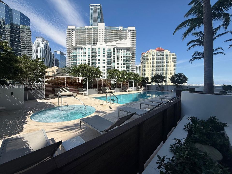 For Rent: $2,950 (0 beds, 1 baths, 420 Square Feet)