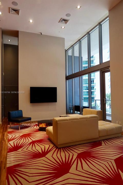 For Rent: $2,950 (0 beds, 1 baths, 420 Square Feet)