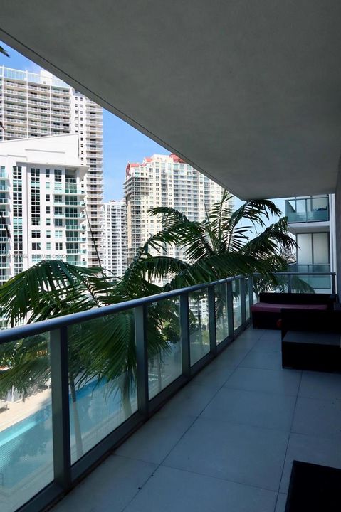 For Rent: $2,950 (0 beds, 1 baths, 420 Square Feet)