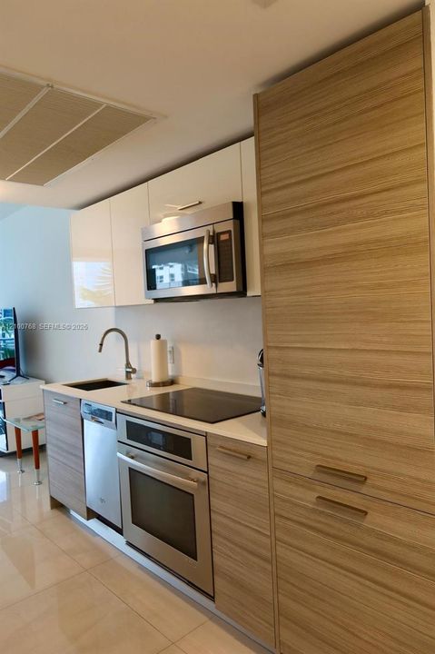 For Rent: $2,950 (0 beds, 1 baths, 420 Square Feet)