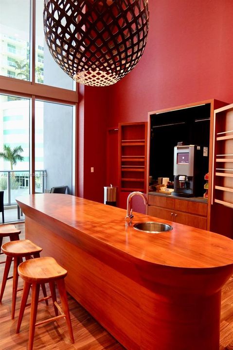 For Rent: $2,950 (0 beds, 1 baths, 420 Square Feet)