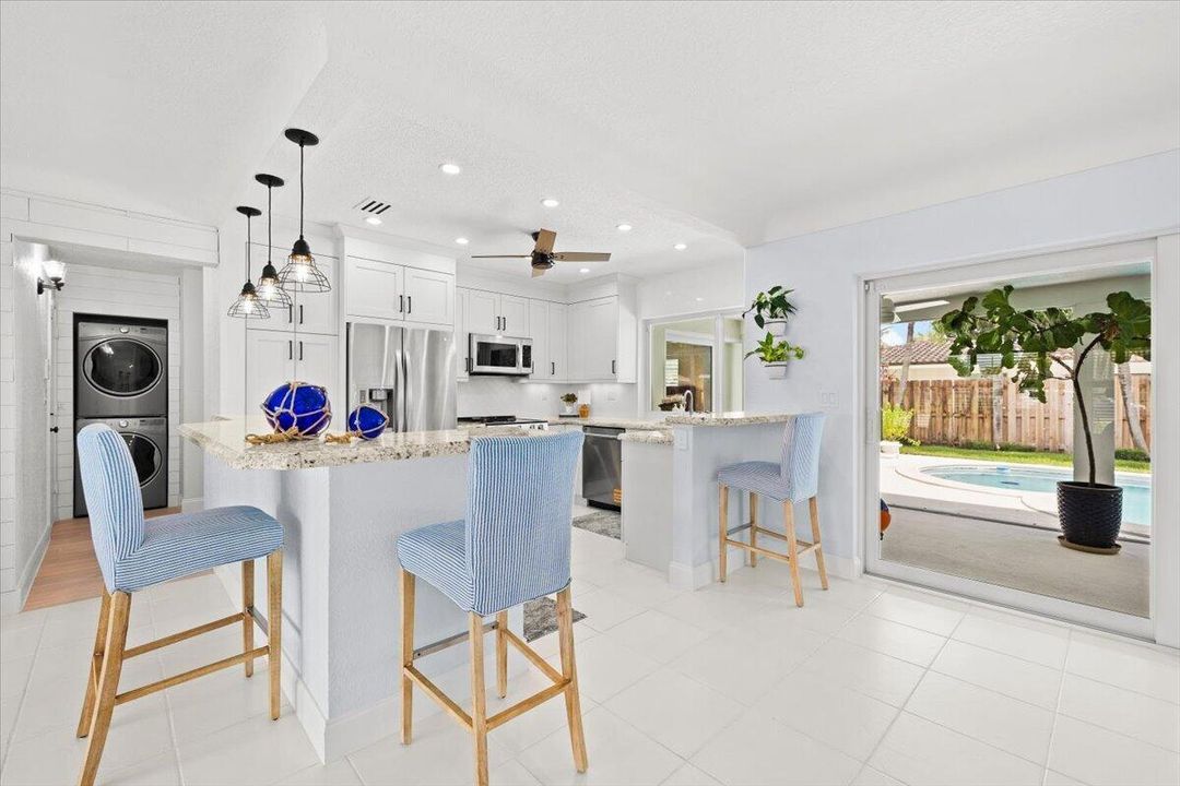 Kitchen | Granite Breakfast Bar